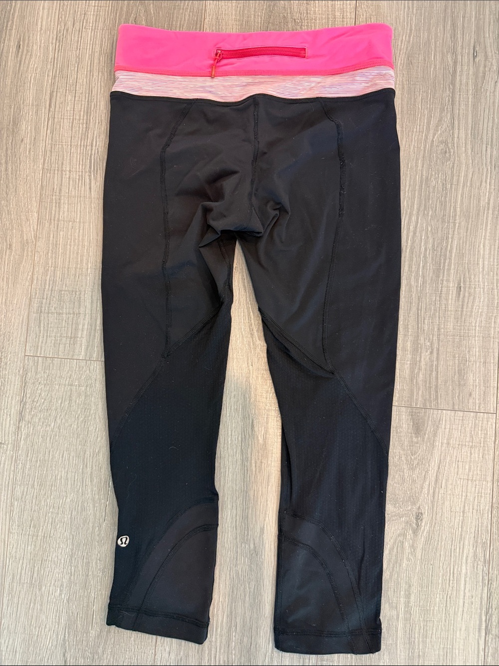 Lulu lemon capri leggings size 4 - Picture 2 of 3